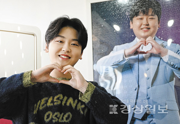 미스터트롯 시즌2 TOP7에 오른 울산 출신 박성온군이 손하트를 만들어 보이고 있다. 김동수기자 dskim@ksilbo.co.kr