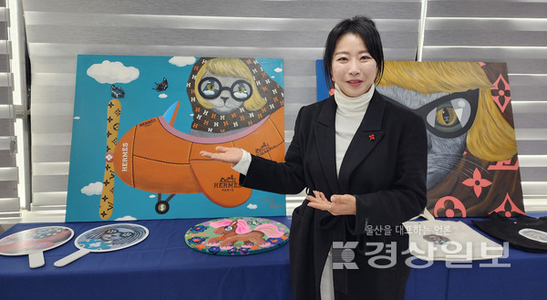 김시원 작가가 울산사회복지공동모금회와의 협업으로 만든 굿즈와 자신의 그림을 소개하고 있다.  주하연 기자