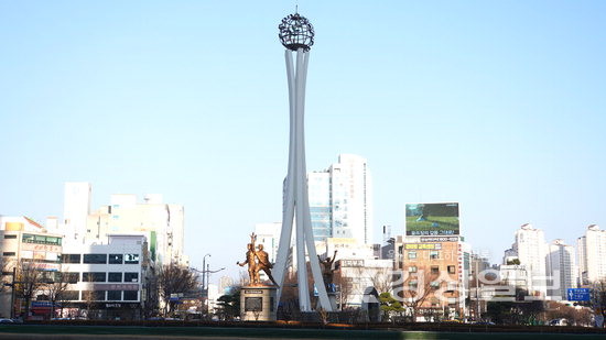 ▲ 울산공업센터건립 기념탑은 지난 1967년 울산의 발전을 기원하며 세워진 건축물이다.