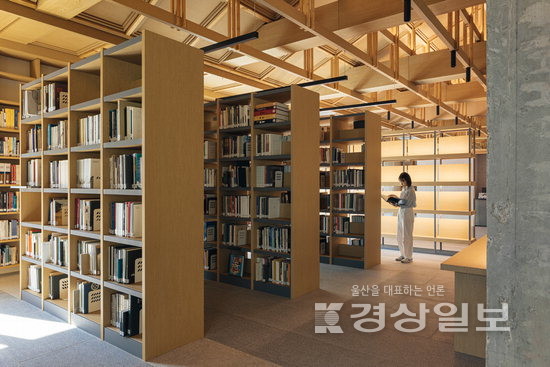 신라천년서고는 신라 역사·문화 전문 도서관이라는 이름에 걸맞게 총 1만여권에 달하는 장서는 박물관학, 신라 불교, 문화유산, 미술, 고고학 등 전문 분야를 망라한다. 또 박물관 야외 뜰에서 도서관 내부로 옮겨온 석등은 마치 천년의 시간을 잇는 문지기처럼 공간에 묵직한 깊이를 더한다.  신라천년서고 제공