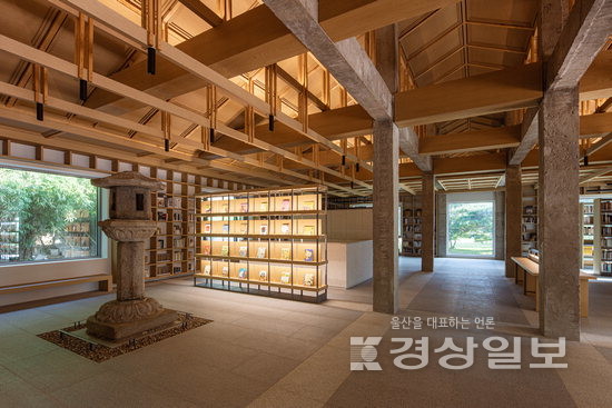 신라천년서고는 신라 역사·문화 전문 도서관이라는 이름에 걸맞게 총 1만여권에 달하는 장서는 박물관학, 신라 불교, 문화유산, 미술, 고고학 등 전문 분야를 망라한다. 또 박물관 야외 뜰에서 도서관 내부로 옮겨온 석등은 마치 천년의 시간을 잇는 문지기처럼 공간에 묵직한 깊이를 더한다.  신라천년서고 제공