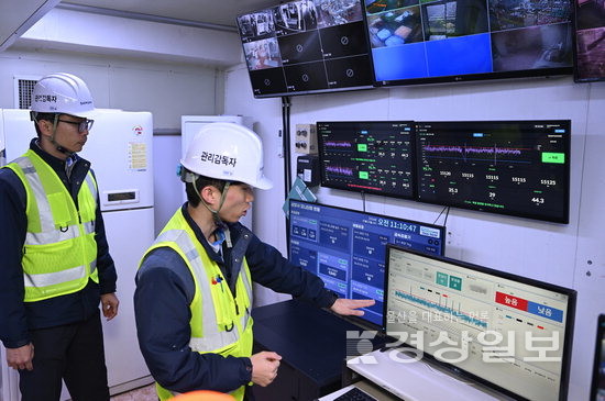 ▲ 삼양사 울산 1공장 내 설탕정제공정 컨트롤룸에서 AI를 활용해 포장공정이 제어되고 있는 상황이 표시되고 있다. / 김동수기자 dskim@ksilbo.co.kr