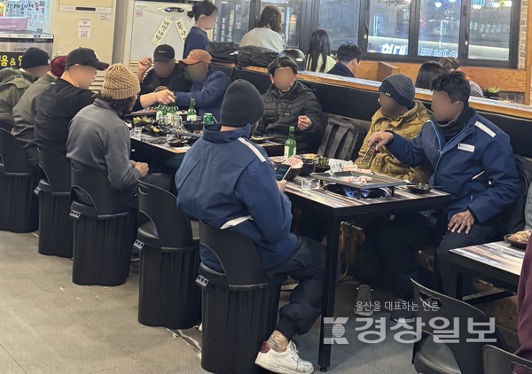▲ 저녁 시간대 울산 동구 명덕의 한 고깃집에서 다양한 국적의 외국인 손님들이 모여 식사를 하고 있다. 최근 외국인 인구 구성 변화와 함께 명덕 일대 고깃집 상권이 다시 활기를 띠고 있다.
