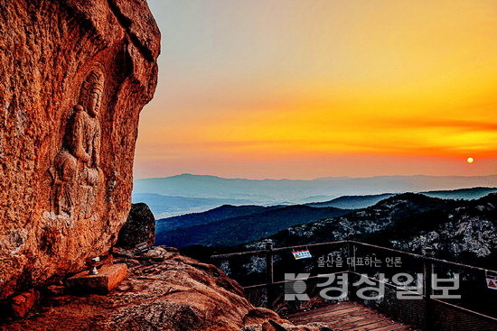 ▲ 해맞이 명소 신선암 마애관음보살상. 동해에서 떠오르는 붉은 태양의 햇살이 바위에 스며들면 부처님도 덩달아 금빛으로 채색이 된다.