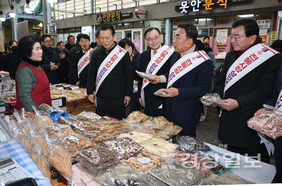 ▲ 12일 김두겸 울산시장과 윤시철 울산시 정책특별보좌관, 홍성우 울산시의원 등은 설 명절을 앞두고 울주군 언양알프스시장을 방문해 장보기를 하면서 상인들을 격려했다. 김동수기자 dskim@ksilbo.co.kr