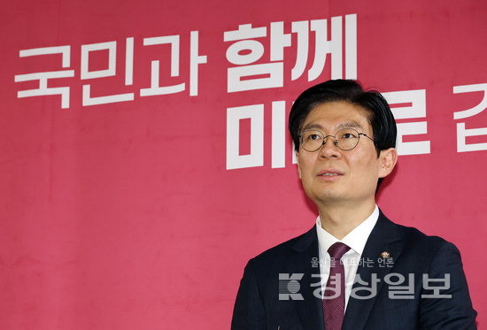 ▲ 국민의힘 조정훈 인재영입위원장이 19일 국회에서 인재영입위원회 3차 회의를 마친 뒤 결과를 브리핑하고 있다.  연합뉴스