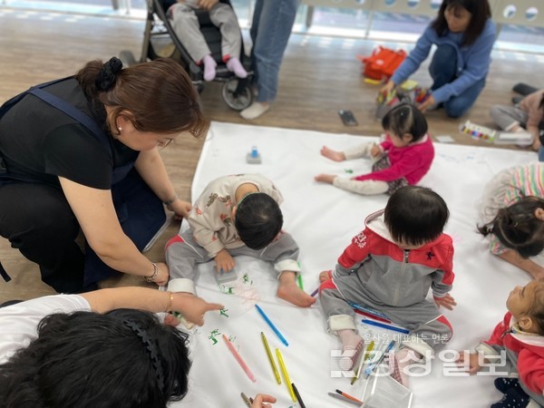 울산박물관이 관내 장애아동 교육 기관 아동들에게 유물을 활용한 체험 교육 ‘놀이로 배우는 행복 공작소’를 운영한다.