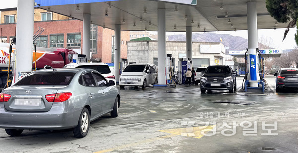 ▲ 지난 3일 오후 울산 북구 한 주유소에서 차량들이 주유를 위해 차례를 기다리고 있다. 독자제공