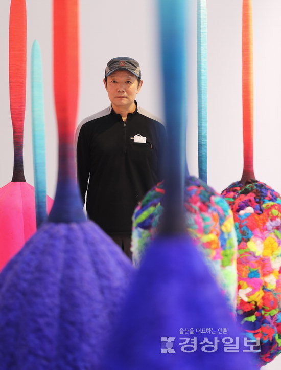 ▲ 작품 속에 서있는 최정윤 작가